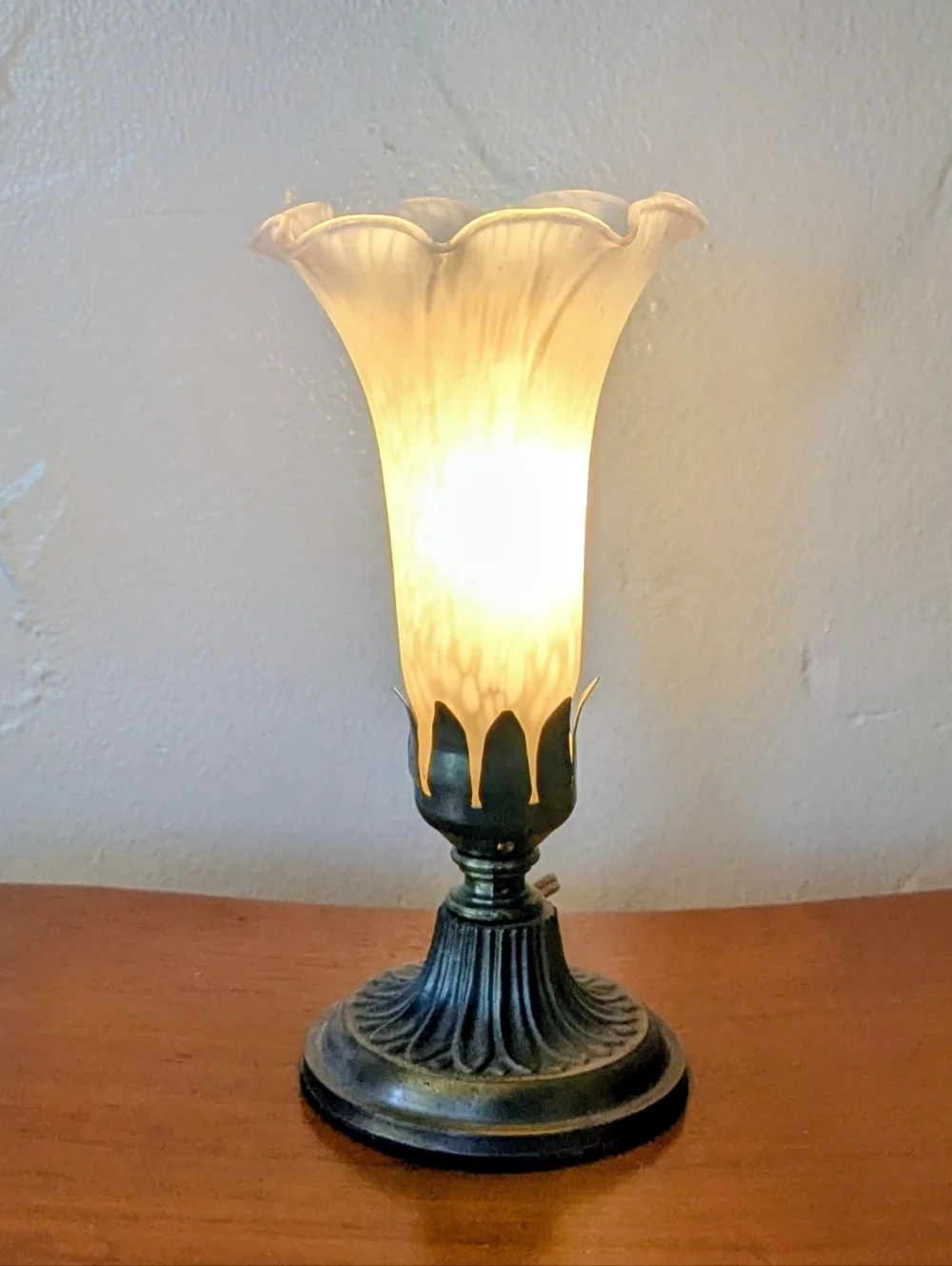 Vintage Art Nouveau Style Lily Accent Lamp - Frosted Mottled Glass & Brass Base